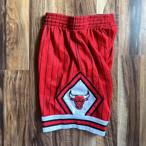 Mitchell & Ness Hardwood Classics Swingman Chicago Bulls Basketball Shorts - Picture 3 of 7